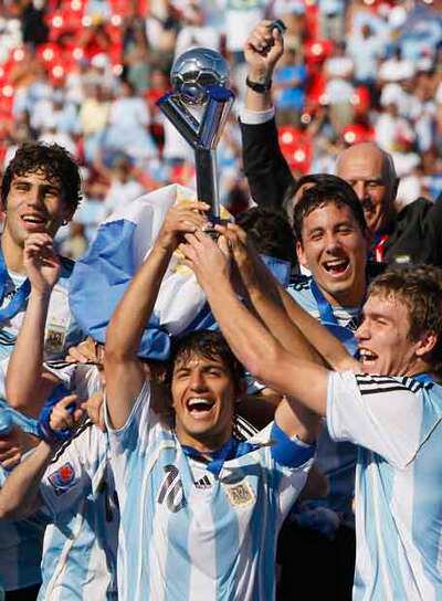 Agüero, en el centro, levanta la Copa junto a varios compañeros.