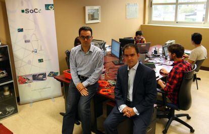 Armando Astarloa (a la derecha), con Jesús Lázaro, otro de los socios fundadores de SoCe, en las oficinas de la empresa en Bilbao.