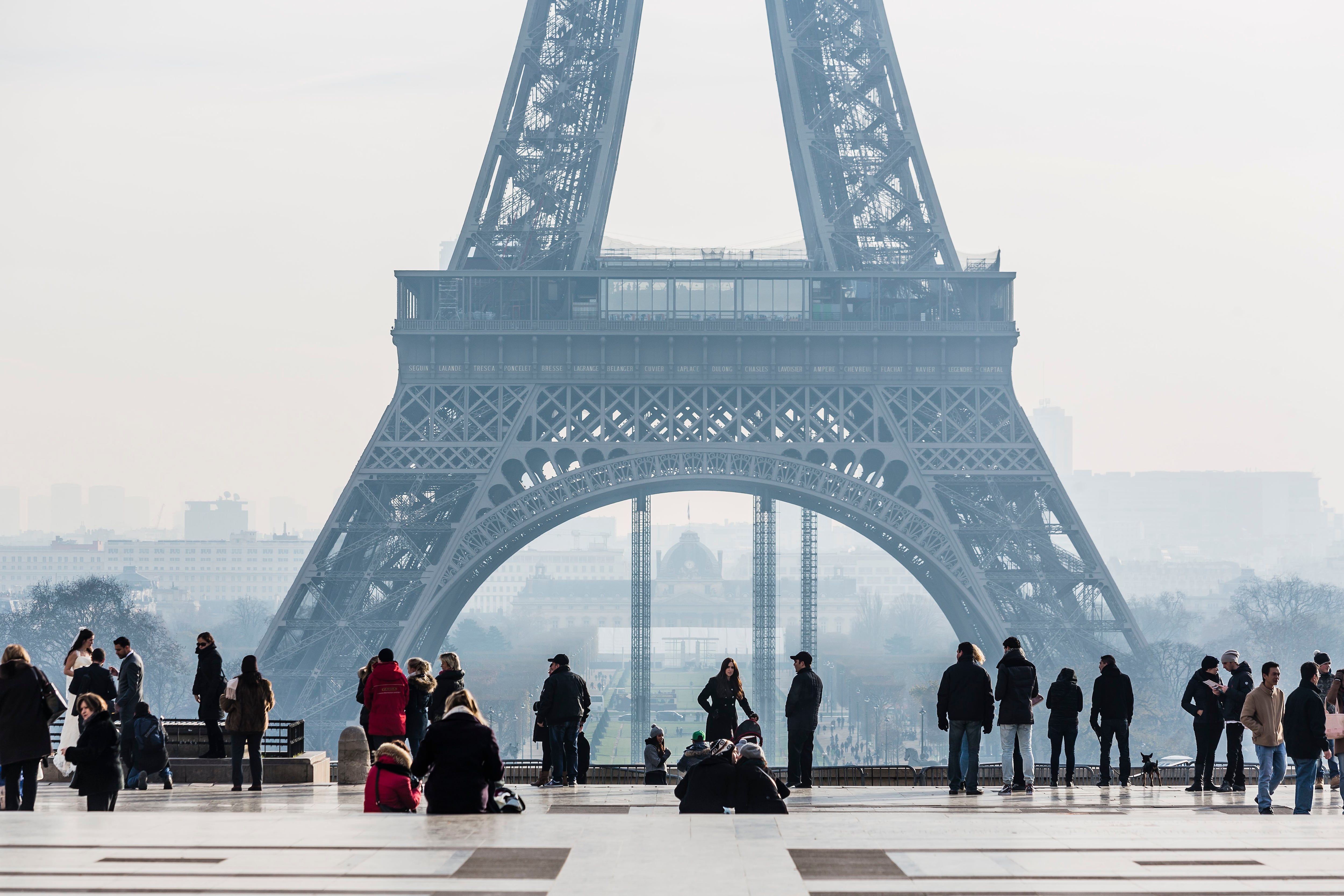 Turistas frente a la Torre Eiffel, en París.