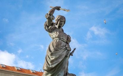 Monumento en honor a María Pita, heroína en la defensa de A Coruña en 1589 contra los corsarios ingleses, en la plaza homónima de la ciudad gallega.