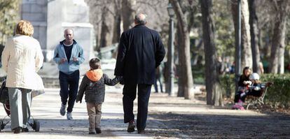 Jubilados pasean con su nieto