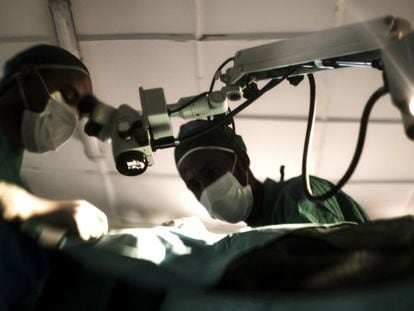 Un profesional oftalmólogo realiza una operación, en una imagen de archivo.