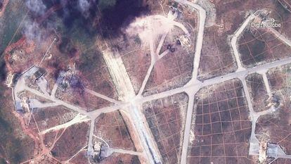 Imagen captada por un sat&eacute;lite de DigitalGlobe tras el ataque a la base siria de Shayrat.