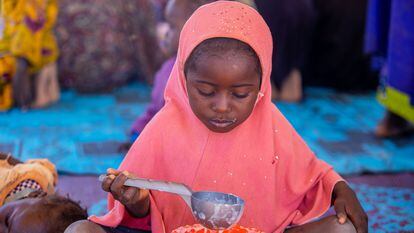 En Níger, más de cuatro millones de hogares se enfrentan a la inseguridad alimentaria. "Gracias a este proyecto, ahora mis hijos reciben gachas fortificadas todos los días", dice Balkissa, de 23 años, que acude a una sesión de concienciación sobre nutrición infantil donde se enseñan a población desplazada a preparar papillas enriquecidas.