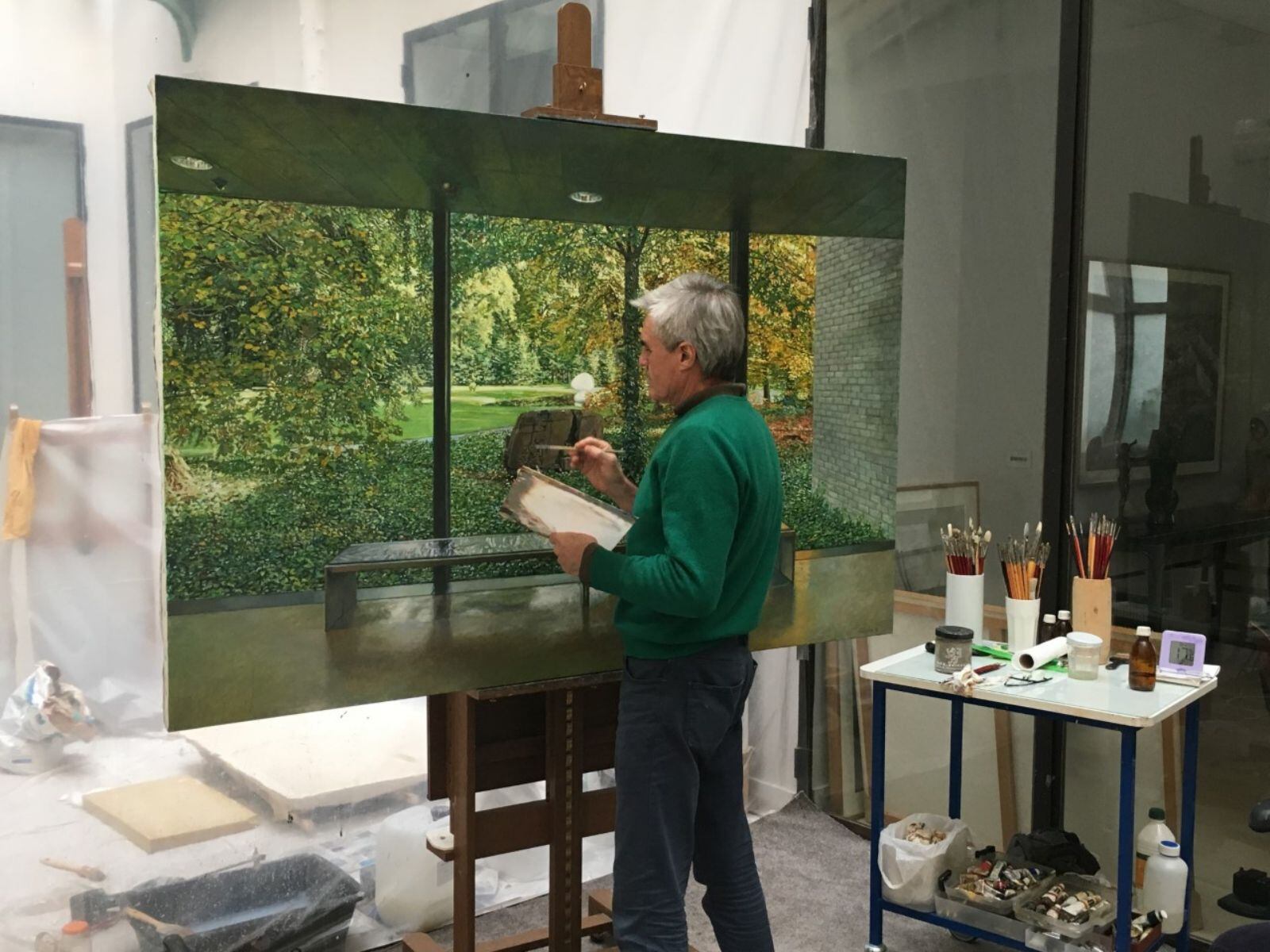 El pintor Rafael Cidoncha, autor del retrato de Ana Botella, trabajando en su estudio en una imagen cedida por el artista.