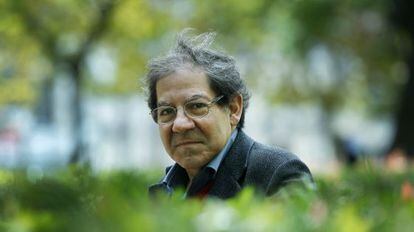 El escritor portugués Nuno Júdice posa en un parque de Lisboa, Portugal, el 18 de noviembre del 2013.