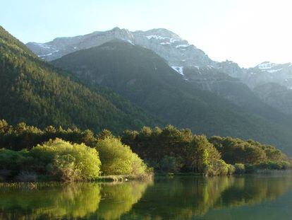 Vista del río Cinca en el embalse de Pineta en el entorno del parque nacional de Ordesa y Monte Perdido.