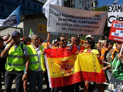 Protesta de los examinadores de tráfico ante la sede de la DGT en Madrid.