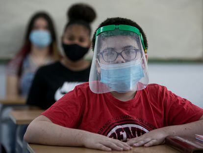 Alumnos de primero de la ESO en el instituto Joanot Martorell. En vídeo: El rap lanzado por el Ayuntamiento de Petrer para concienciar a los escolares sobre los peligros del coronavirus.