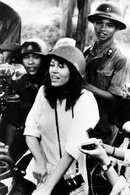 En la década de los sesenta, y en plena guerra del Vietnam, la intérprete se ganó el sobrenombre de Hanoi Jane por su activismo político en apoyo al movimiento por los derechos civiles en Estados Unidos y su oposición a la guerra. En la imagen, Jane Fonda, rodeada de soldados y periodistas, canta sentada en una batería antiaérea un acto contra la guerra de Vietnam, en Hanoi.