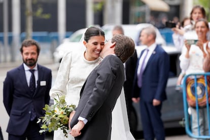 José Luis Martínez-Almeida besa a su esposa, Teresa Urquijo, a la salida de la iglesia de San Francisco de Borja de Madrid.