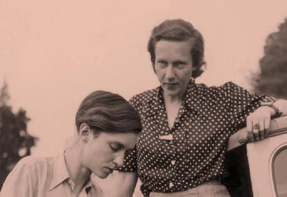 Portada de 'El camino cruel' de Ella Maillart, editado por La Línea del Horizonte en 2015. En la imagen, Ella junto a Annemarie.