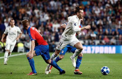 El centrocampista galés del Real Madrid, Gareth Bale supera a dos rivales del Viktoria Plzen, en una acción del partido.