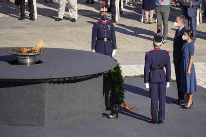 Los Reyes durante la ofrenda floral ante el pebetero que se ha instalado en el Patio de la Armería del Palacio Real.