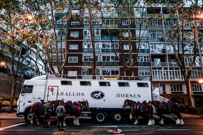 Un camión de la Guardia Civil en el que se transporta a los caballos para el desfile de la Fiesta Nacional.