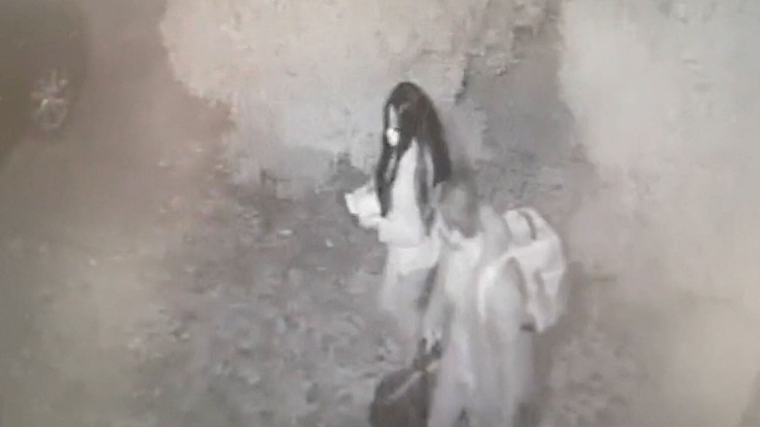 Imagen tomada por una cámara de seguridad de los dos condenados, a las afueras de Atrio.