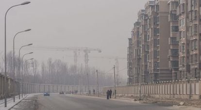 Un suburbio de Pekín (China), envuelto en una nube de contaminación el 14 de febrero.