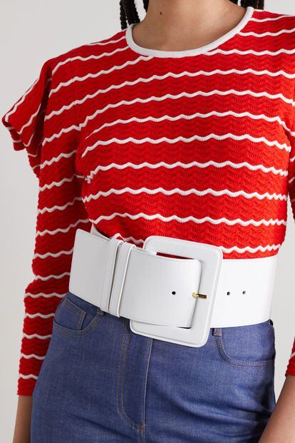 Los cinturones de hebilla XL de Carolina Herrera son el accesorio perfecto para sus camisas blancas y sus faldas con vuelo, pero también para llevar con vaqueros en clave informal.

765€