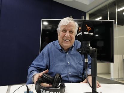 El presentador de televisión Patricio Bañados, en la cabina de Radio Beethoven, en Santiago (Chile).