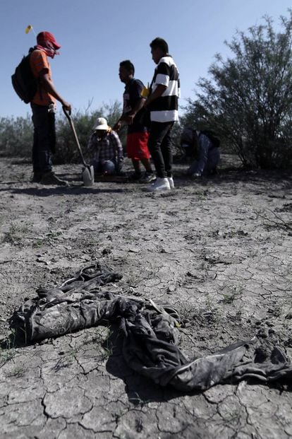 Un grupo de personas que buscan a sus desaparecidos inspeccionan el ejido de Patrocinio, donde se han encontrado 4.600 fragmentos óseos.