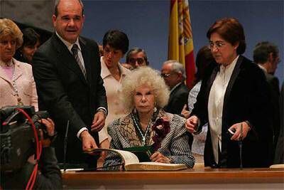La duquesa de Alba firma en el libro de honor de la Junta ante la presencia de Chaves. A la izquierda, Soledad Becerril.