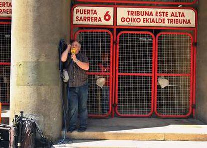 Un periodista radiofónico de la cadena SER a las puertas del estadio San Mamés, donde no ha podido entrar para retransmitir el partido entre el Athletic y el Rayo.