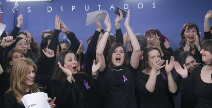 Un grupo de unas sesenta periodistas parlamentarias, que trabajan habitualmente en el Congreso de los Diputados, se han fotografiado en la sala de prensa de la Cámara Baja para mostrar su apoyo a la huelga del Día Internacional de la Mujer.