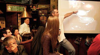 Acto de divulgación científica en la cervecería Cardebelle de Narón, en octubre de 2010.