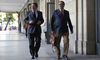 Guerrero y su abogado a la entrada de los juzgados de Sevilla.