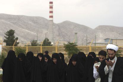 Varias mujeres y clérigos rezan junto a las instalaciones nucleares de Isfahan.