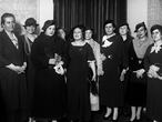 Conferencia en el Lyceum Club Femenino de Madrid en 1935. Acudieron la política y abogada Victoria Kent (cuarta, a la derecha), la actriz Margarita Xirgu (segunda, a la derecha), la pedagoga María de Maeztu (quinta, a la derecha), y la también política y abogada Clara Campoamor (primera a la derecha).