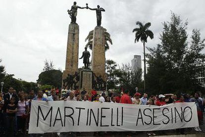 Manifestantes protestan contra Martinelli el lunes con pancartas en las que responsabilizan al presidente de la muerte de dos indígenas.