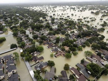 El agua del embalse de Addicks fluye hacia los vecindarios a medida que crecen las aguas de la tormenta tropical Harvey en Houston (EE UU) el pasado mes de agosto.