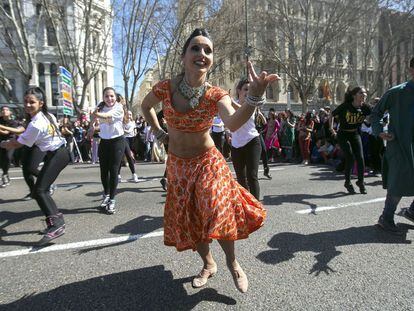 Bailarines ataviados con ropajes indios act&uacute;an en el paseo del Prado.