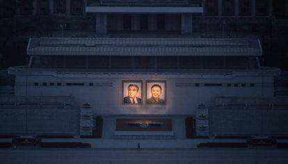 Un ciudadano pasea debajo de los dos grandes retratos de Kim Il-Sung (izq.) y Kim Jong-Il (der.) en Pyongyang.
