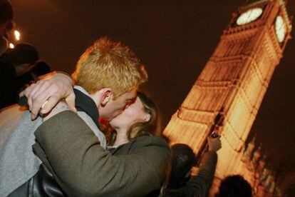Una pareja besándose bajo el reloj Big Ben, en Londres, en 2003