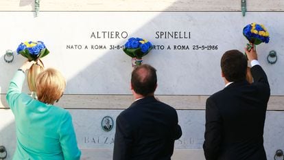 Angela Merkel, François Hollande y Matteo Renzi frente a la tumba de Altiero Spinelli, en agosto de 2016.