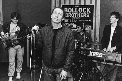 Fagan, junto al grupo punk ‘Bollock Brothers’ en 1983.