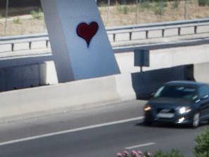 Uno de los corazones supuestamente pintado por la detenida en un puente de la M-30.