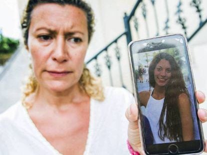 La madre de Diana Quer muestra una imagen de su hija en el móvil.