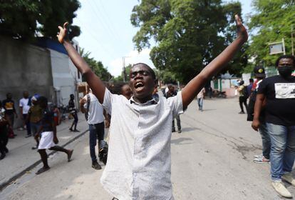 Un grupo de haitianos hacen huelga para protestar contra los secuestros a medida que aumenta la presión para liberar a los misioneros.