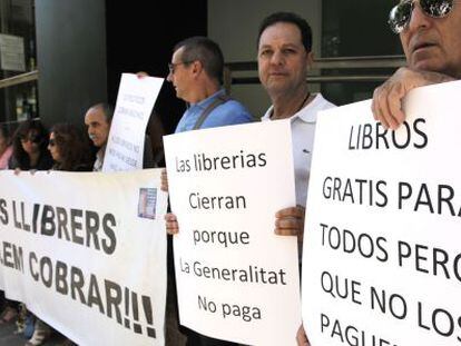 Libreros concentrados este lunes ante el edificio Prop de la Generalitat en Alicante. 