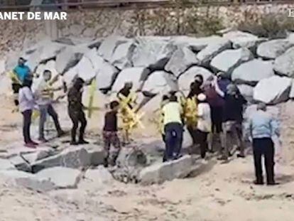 Vídeo en el que se ve a dos grupos se enfrentan en Canet al retirar de la playa las cruces de apoyo a los presos y acto de protesta de Arran.