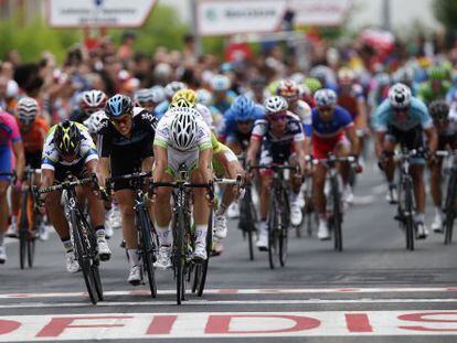 La llegada a meta de Degenkolb, ganador de la etapa. 