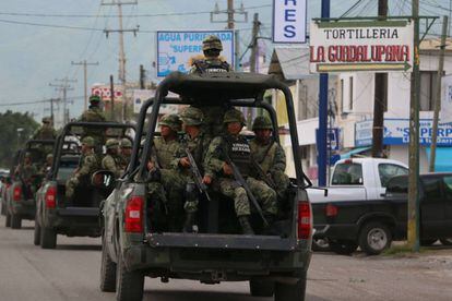 Militares mexicanos patrullan las calles de Tamaulipas.