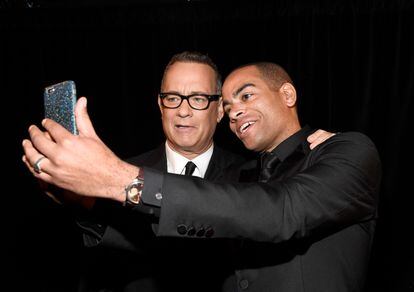 Tom Hanks Ben Bailey Smith se hacen un selfi en un hotel de Beverly Hills en 2016.