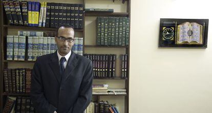 El abogado Husein Ali Tamam en su despacho de Minya en marzo.