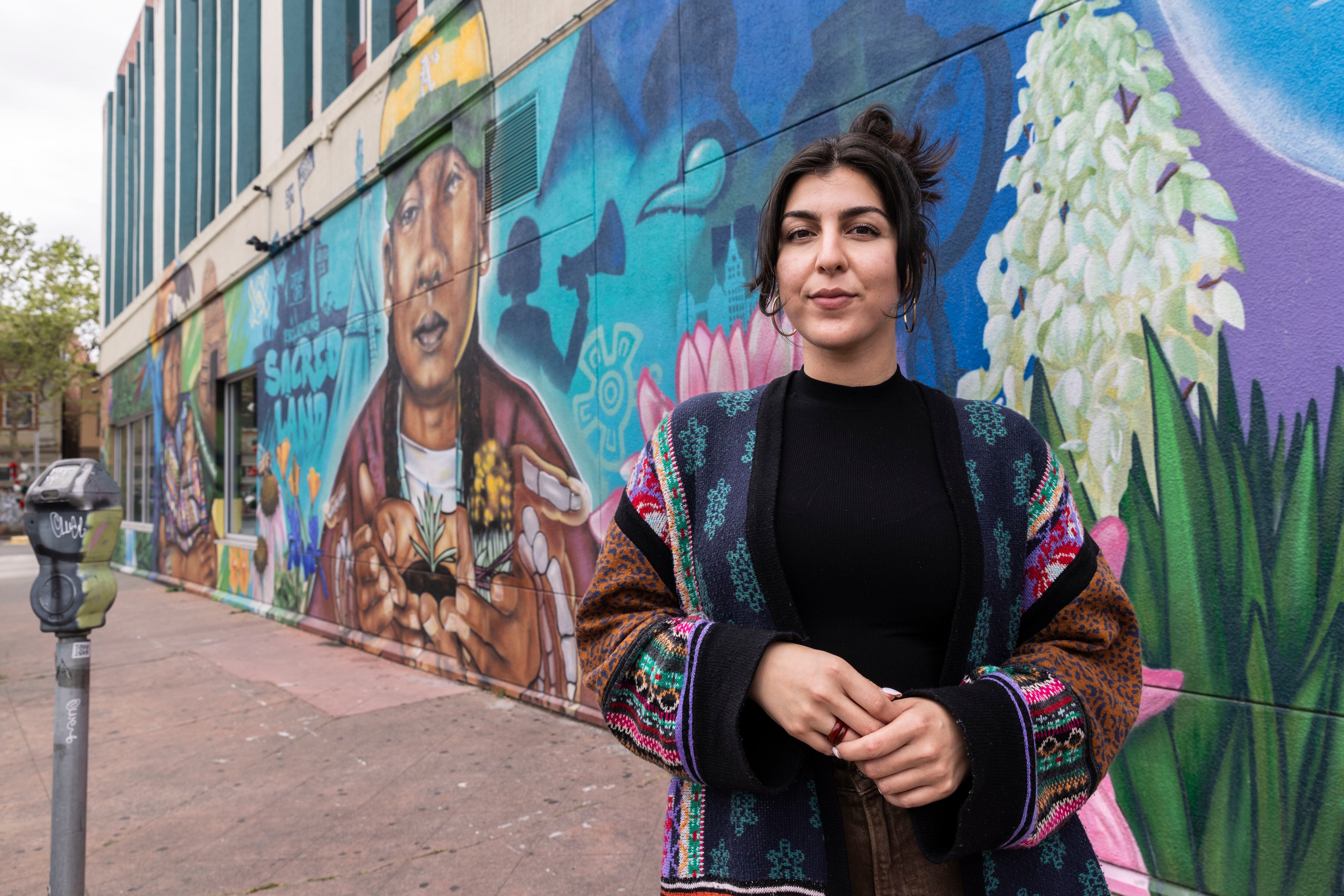 Morgan Zamora, coordenador de políticas penitenciárias do Centro Ella Baker para Direitos Humanos, fotografado em Oakland, Califórnia, em 25 de abril. 