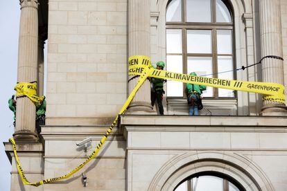 Activistas de Greenpeace acordonan en Ministerio de Transporte alemán en Berlín, el día 11.
