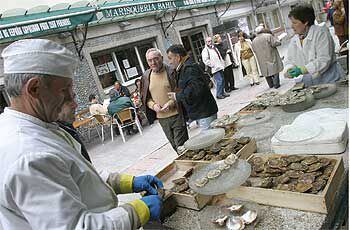 Un puesto del mercado de las ostras de A Pedra